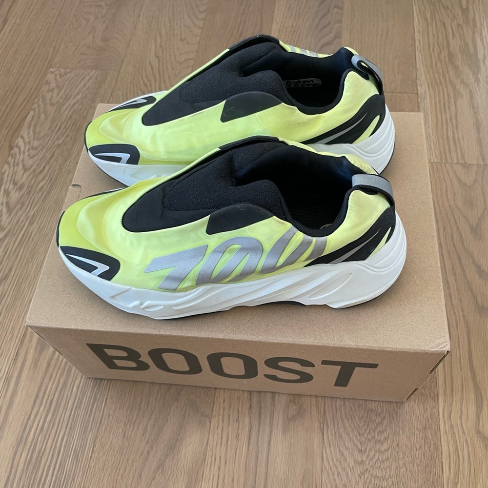Yeezy Boost 700 MNVN sneakers “phosphor”
